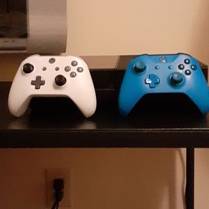 Xbox One with controllers